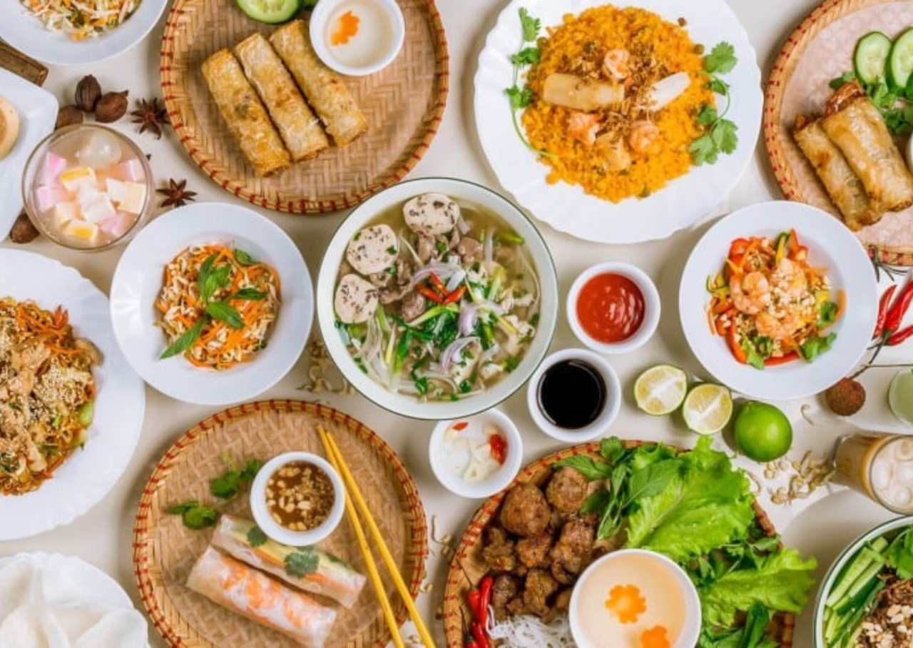 Bàn Tiệc Lễ Hội Đẳng Cấp: Bí Quyết Chọn Chén Dĩa “Sang Như Sứ – Bền Hơn Nhựa” Đón Giáng Sinh & Tết Tài Lộc