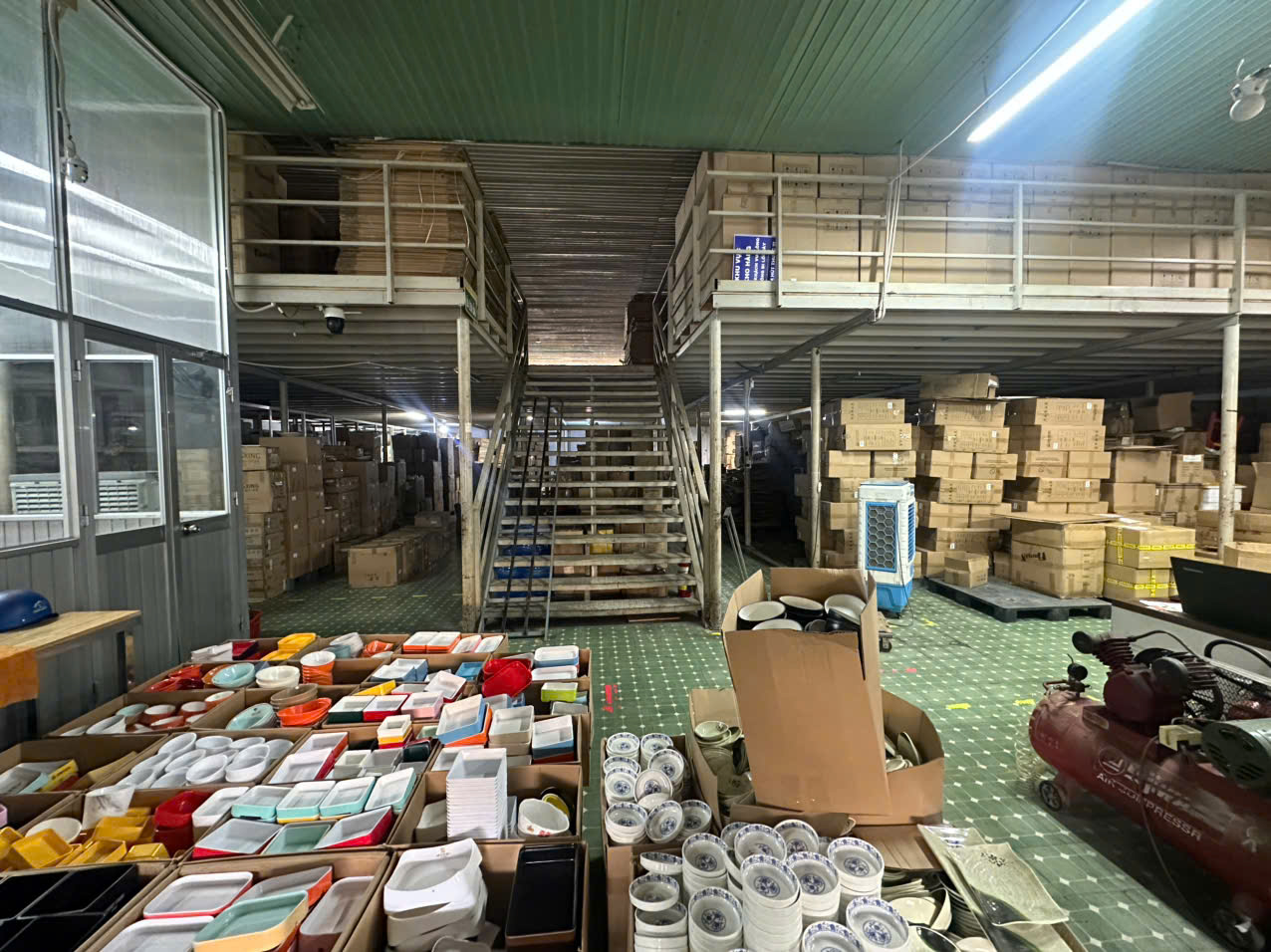 Mua Sỉ Chén Dĩa: Nên Chọn Chợ Lớn Hay Đến Trực Tiếp Tổng Kho Hoàng Minh?