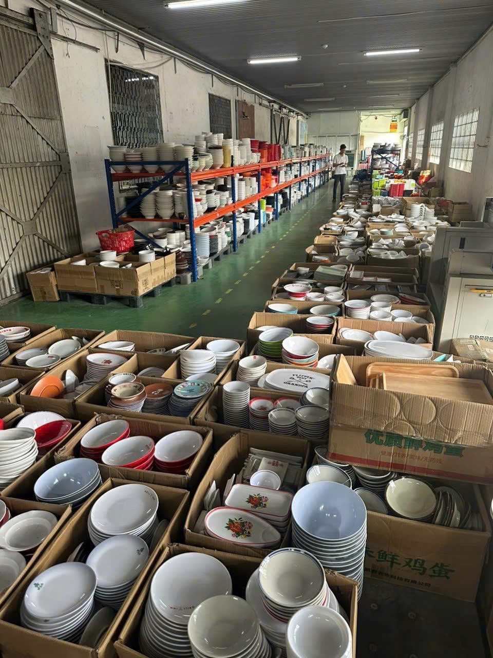 Hình ảnh kho cũng như các hoạt động tổng kho chén dĩa Hoàng Minh